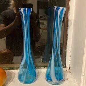 2 Blue vases